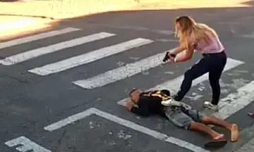 קשה לצפייה: גבר כיוון אקדח לעבר ילדים מחוץ לבית הספר - ונורה למוות בידי אמא