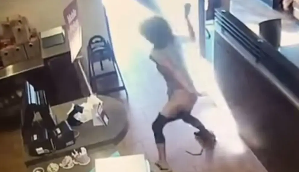 מה עומד מאחורי הסרטון הויראלי של האישה שעשתה את צרכיה בבית קפה וזרקה על העובדים?