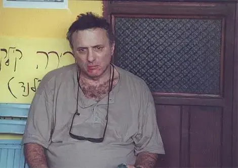 אסי דיין בתפקיד משה דיין