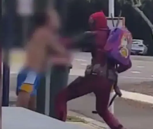 זה אמיתי? אדם בתחפושת דדפול נצפה הולך מכות ברחוב