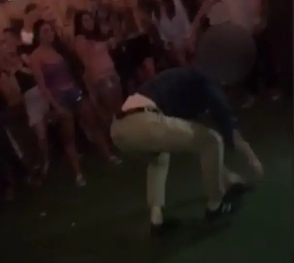 הרגע בו סוכן FBI עושה סלטה לאחור ויורה בטעות באחד החוגגים