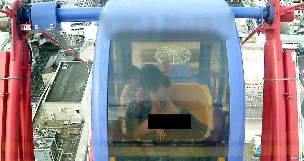 צפו: הזוג הזה עשה סקס בגלגל ענק, ועלול להיכנס לכלא
