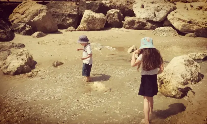 מצאתי את הדרך לבלות עם הילדים בים בלי לטבוע בחרדה