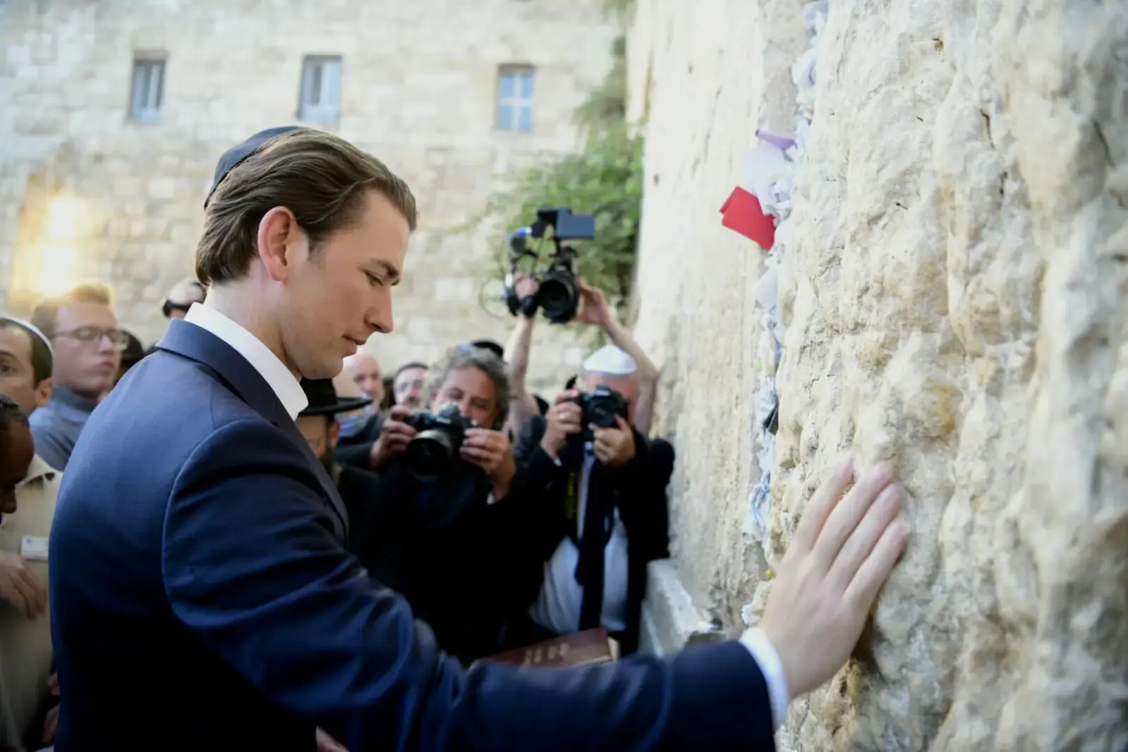 בניגוד למדיניות האיחוד: קנצלר אוסטריה ביקר בכותל המערבי
