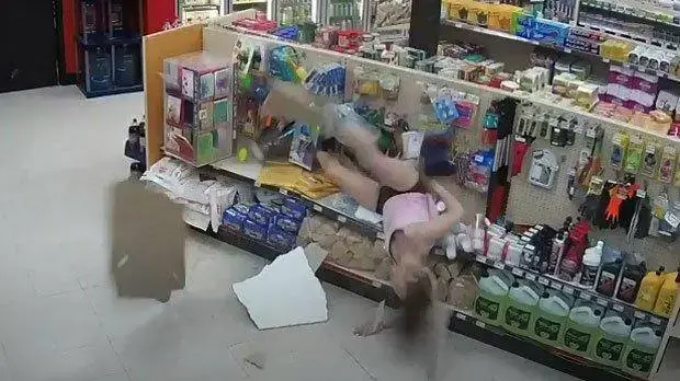 ניסיון הבריחה הכושל בהיסטוריה: שודדת נדחפה על שוטר ונפלה מתקרה