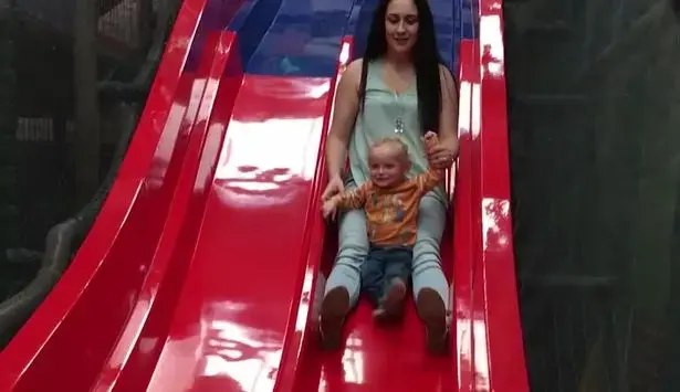 צפו: זו הסיבה המפחידה והכואבת בגללה אסור לכם להתגלש יחד עם הילד
