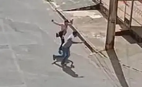 השודד הזה גילה בדרך הכואבת שהתעסק עם האישה הלא נכונה