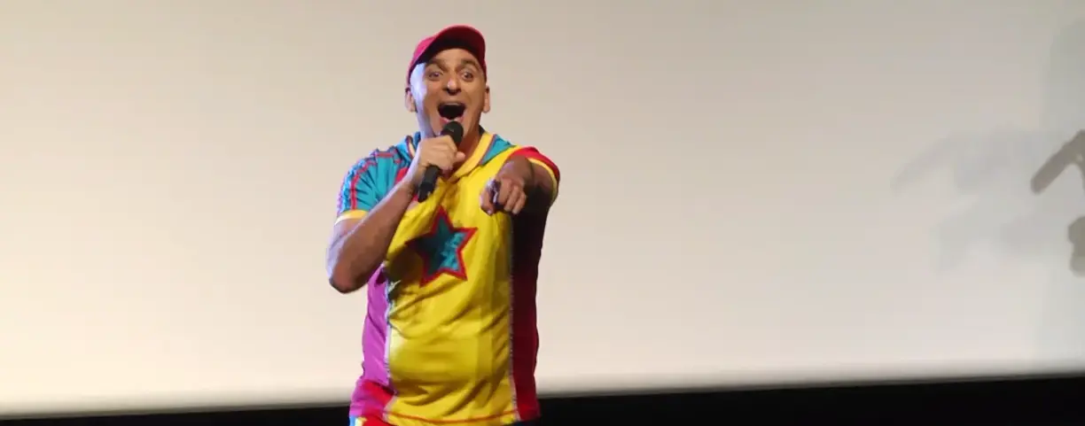 "גיבור אמיתי זה מי שבוחר בדברים הטובים": צפו ביובל המבולבל כובש את אריאל בפרמיירת סרטו