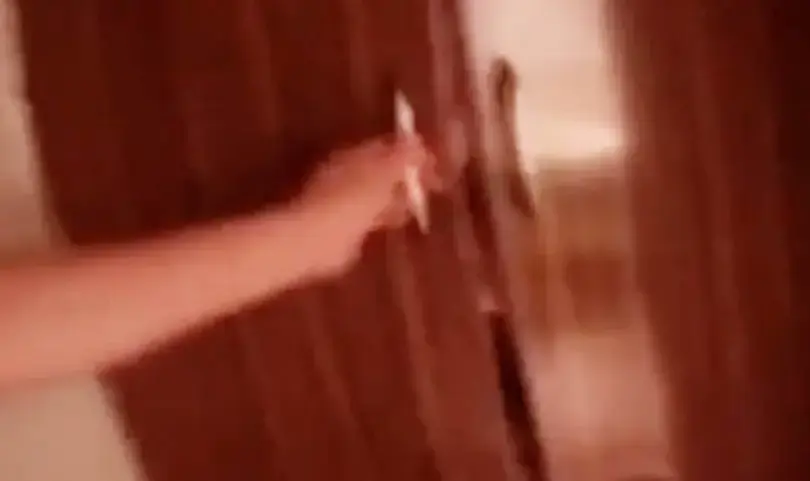 קורע: אישה הזעיקה את המשטרה בגלל רעשים בארון, וגילתה הפתעה מביכה