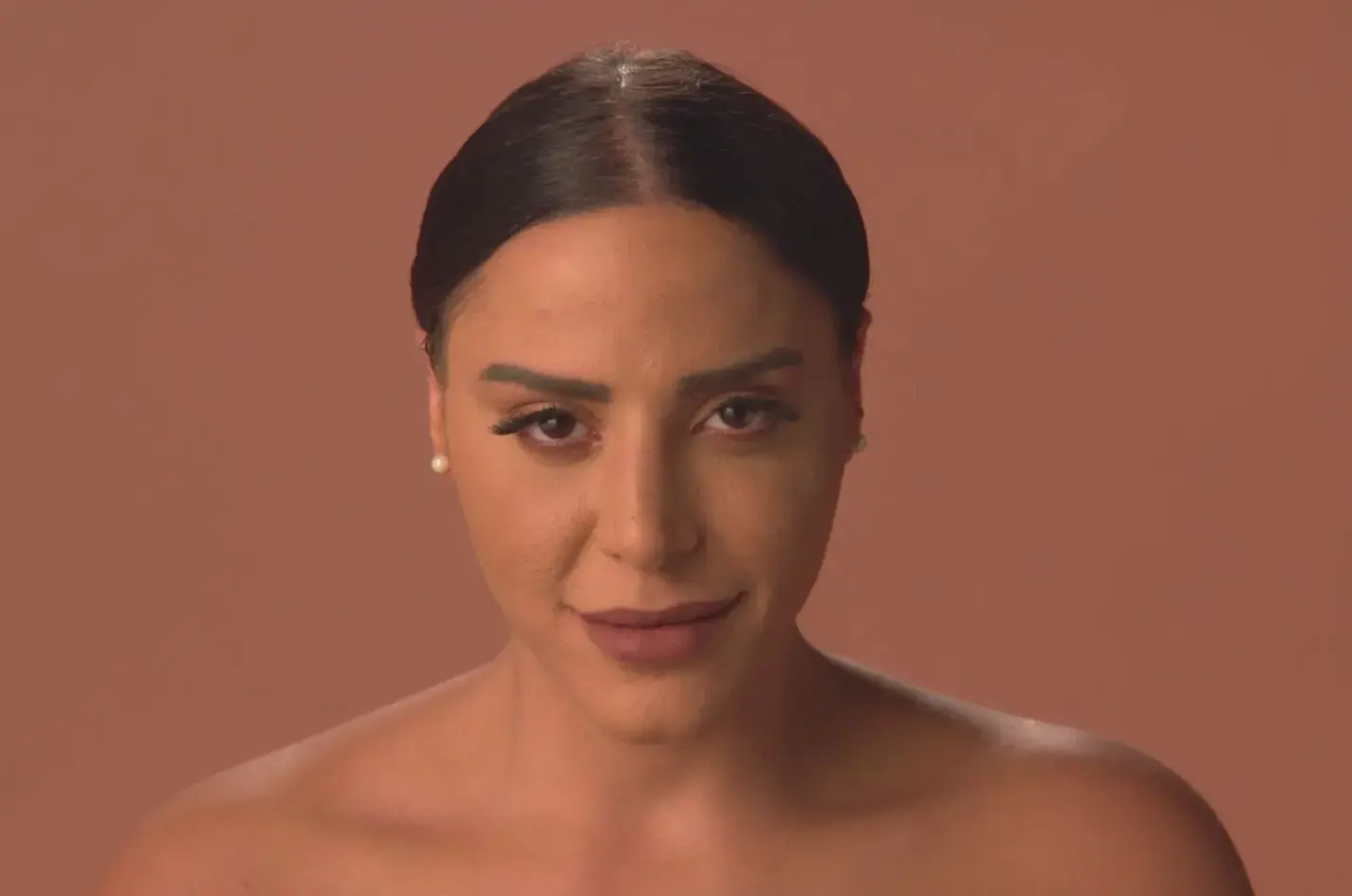 האזינו לשיר החדש של נסרין קדרי, "אלבי מעאק" ("ליבי איתך")