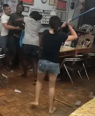 קטטה המונית והאשמות בגזענות בגלל סידור גבות כושל