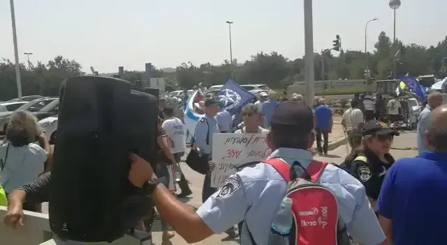 במחאה על תנאיהם: גמלאי המשטרה חסמו את הכניסות למשרד רה"מ