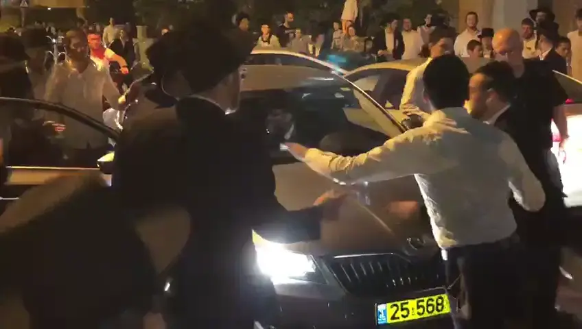 "רוצח", "שונא ישראל": ח"כ גפני הותקף מחוץ לביתו | צפו