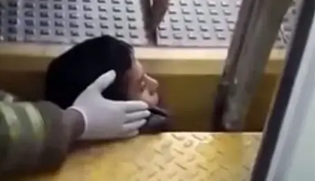 10 דקות של חרדה: הראש של הנוסע נתקע בין הרכבת לרציף שלה
