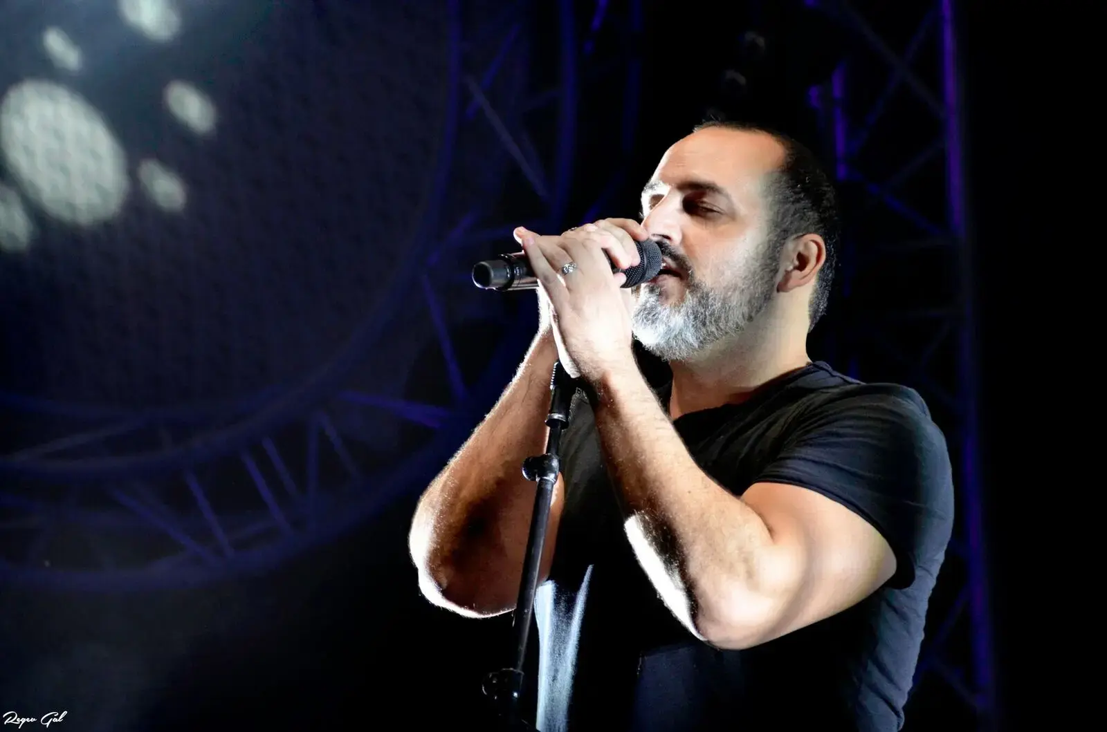 צפו: הקליפ החדש של קובי אפללו לשירו "צונח למעלה"