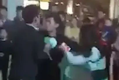 הרגע המביך בו שני גברים מציעים נישואים לאותה אישה באותו זמן - ואז הולכים מכות