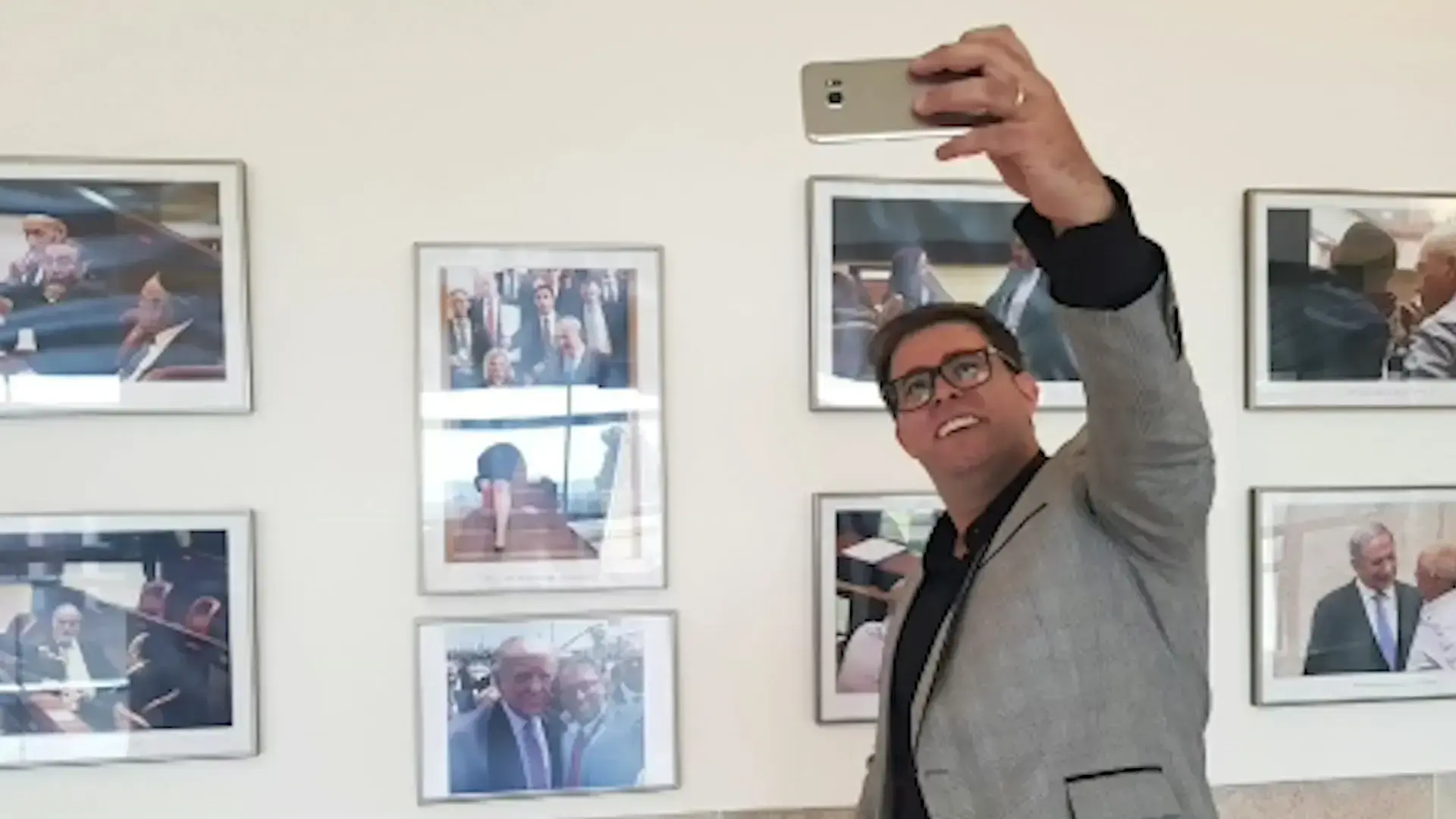 מתחת לאף של עובדי הכנסת: נתלה הסלפי של אורן חזן עם טראמפ