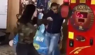 בטעות או לא? צפו באישה ששלחה מהלומה אדירה לפרצוף של בן זוגה