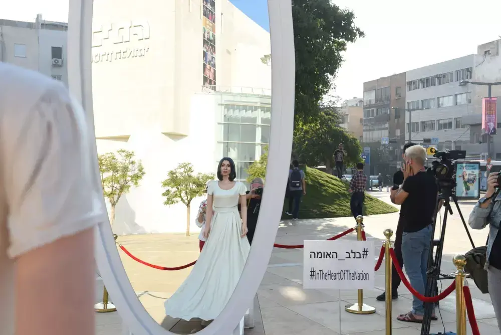 "בלב האומה": פסל מירי רגב הוצב בכיכר הבימה בתל אביב