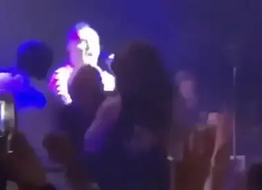 מעריץ קפץ לבמה - ותקף באגרוף את מוריסי. צפו