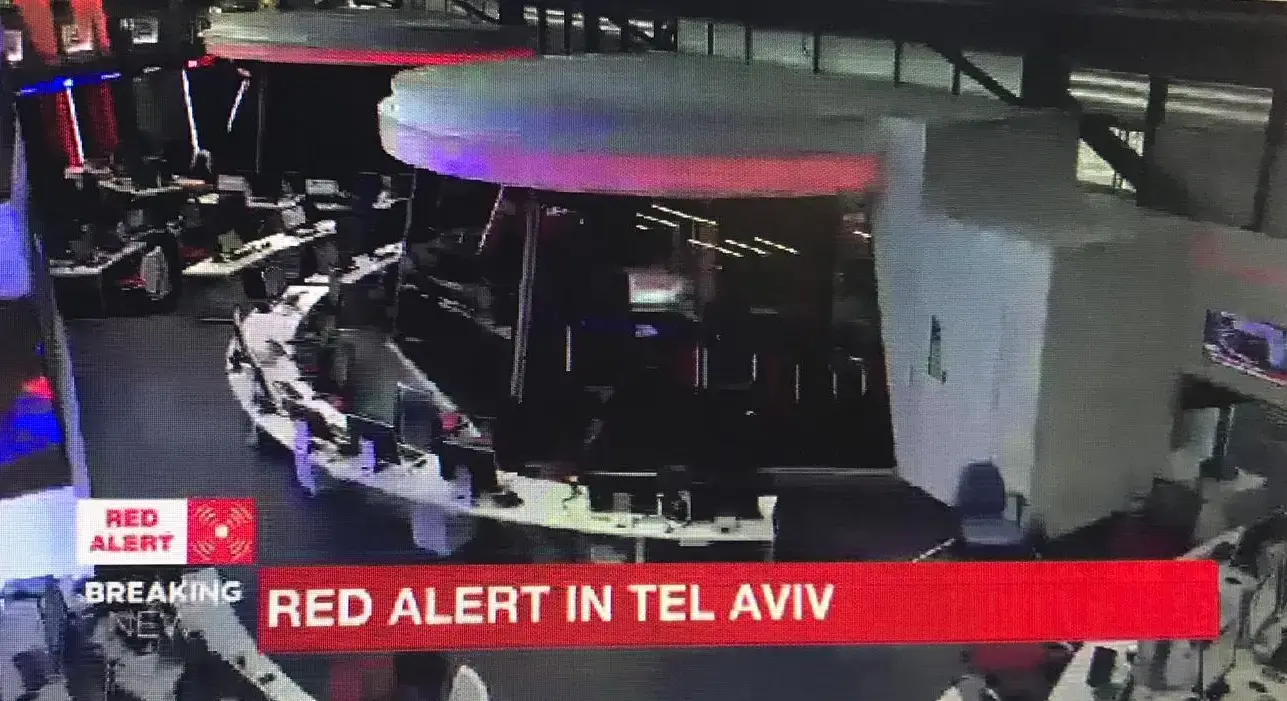 פייק ניוז: ערוץ i24NEWS דיווח על אזעקה בתל אביב - שלא הייתה ולא נבראה