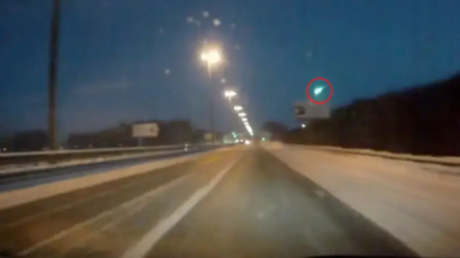 אור ירוק זוהר בשמי סיביר עורר בהלה: האם זה מטאור, עב"מ או נשק סודי של פוטין?