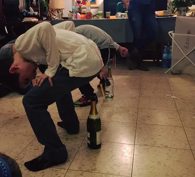 כך היפנטנו 30 ילדים בעזרת נר, בקבוק וצ'רלי צ'פלין