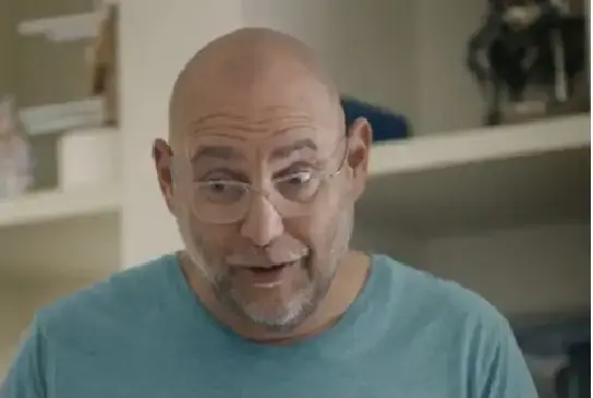 צביקה הדר צוחק על עצמו עד שזה כבר מתחיל לעייף