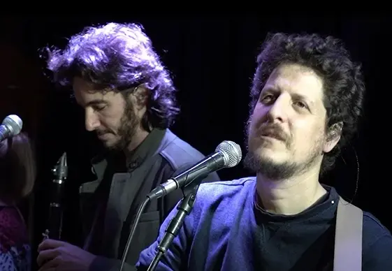 צפו: האנג'לסי מקפיצים את חדר החזרות עם ביצוע לשיר החדש, (Everyone (And Their Mom