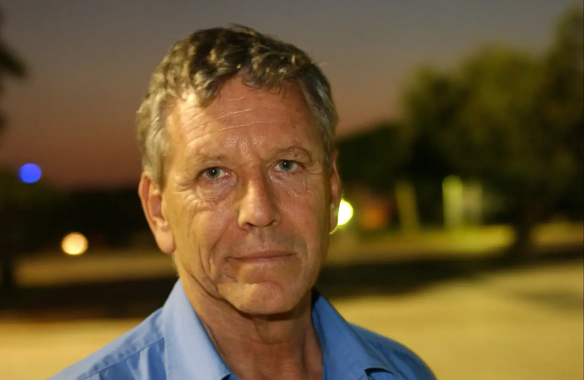 המילים של עמוס עוז מלוות את סיפור חייו בסרט "החלון הרביעי". הוא מחוויר לעומתן