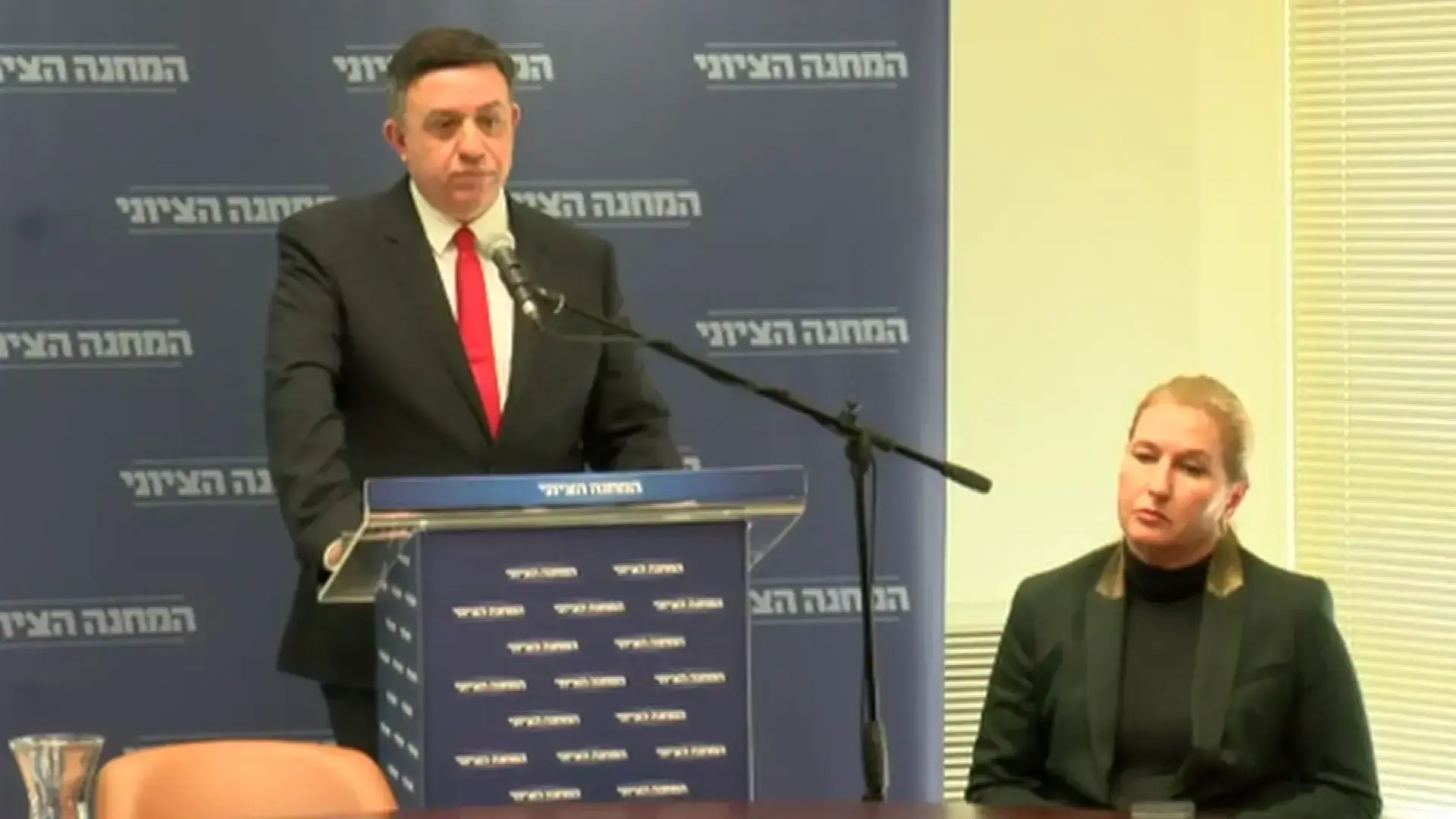 החוליה החלשה: גם אבי גבאי יודע שאין יותר ויראלי ממשדר הדחה