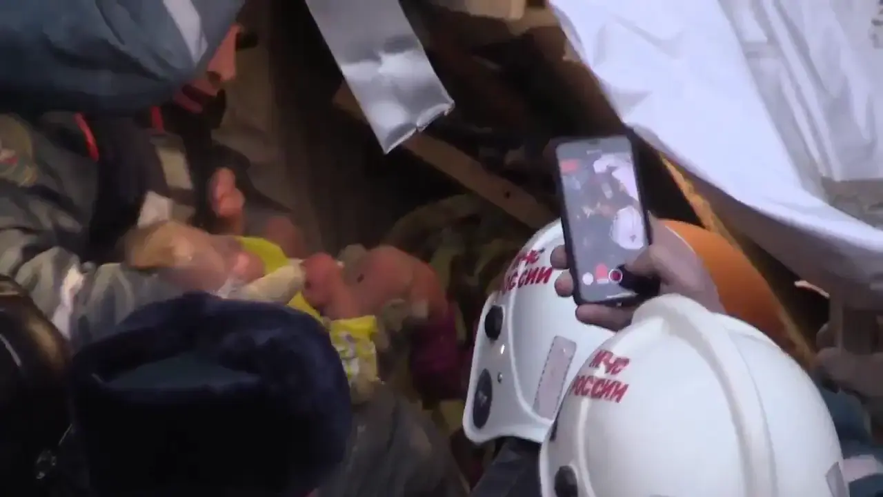 מתוך ההריסות: תינוק חולץ בחיים אחרי יממה מהבניין שקרס ברוסיה
