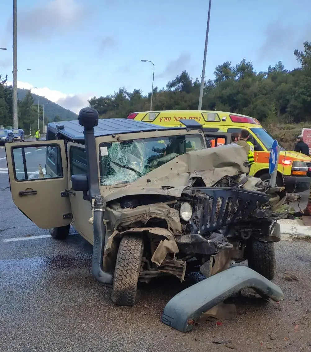 התנגשות בין משאית לרכב צבאי: ארבעה קצינים וחייל נפצעו בתאונה