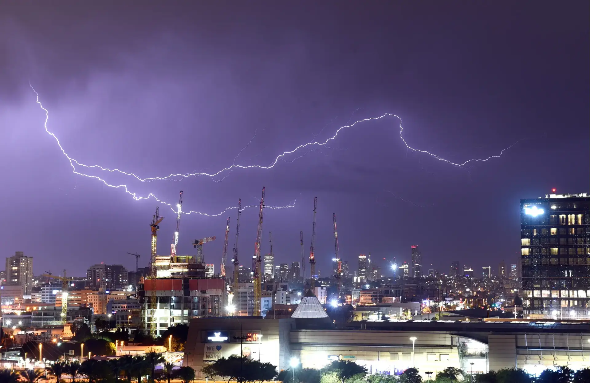 סוף שבוע סוער: צפי לאירוע גשם חריג בעוצמתו; חשש משיטפונות והצפות