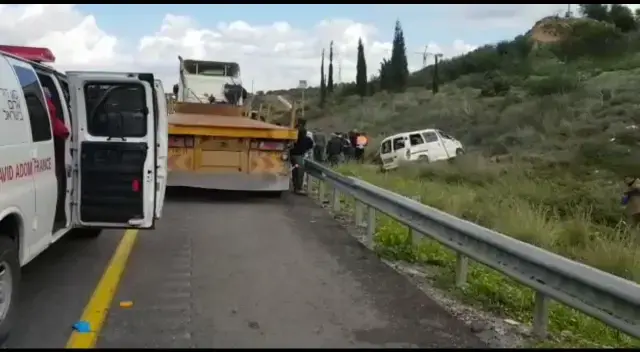 הרוג ושמונה פצועים בהתהפכות רכב הסעות בכביש 6 ליד מחלף עירון