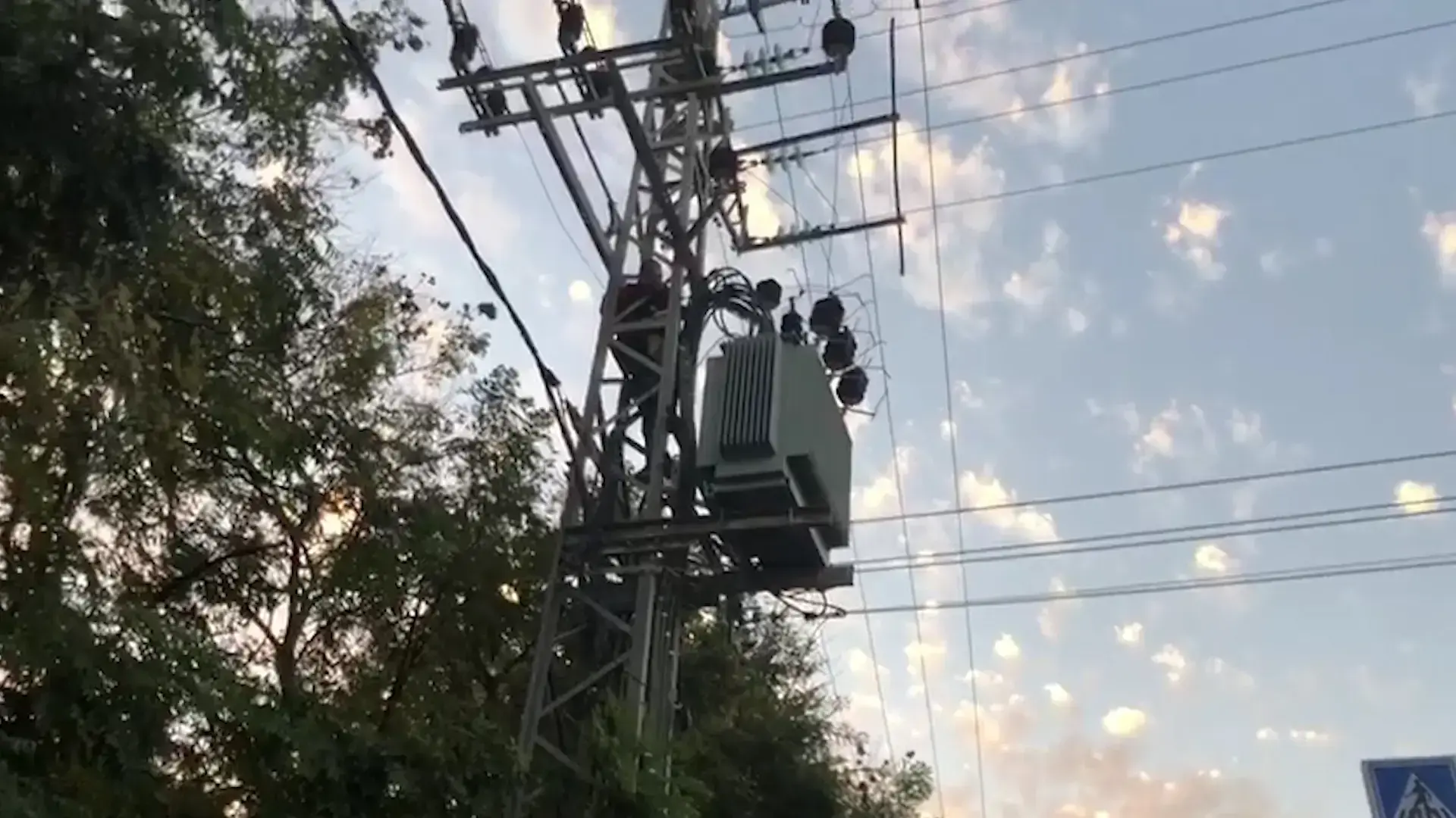 בת 20 מתה לאחר שטיפסה על עמוד חשמל בראשון לציון