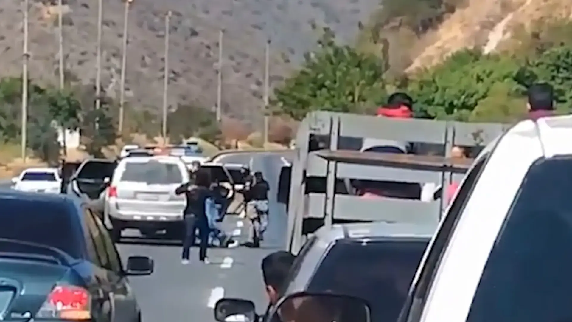מושלך לתוך רכב: מנהיג האופוזיציה של ונצואלה נעצר באמצע הכביש