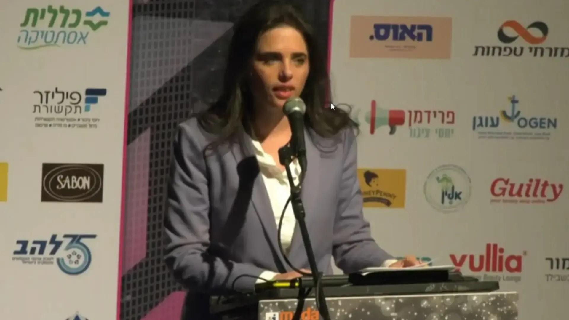 שקד על הפרשה המשפטית: "יום סוער עבורי כשרת משפטים וכאישה"