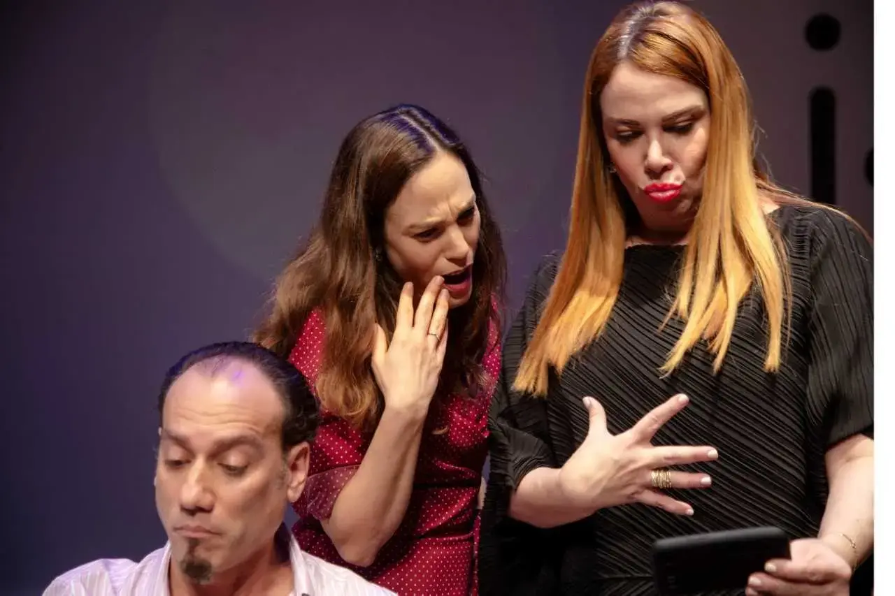 פגיעה בול: הבימה הצליח להפוך את "זרים מושלמים" להצגה נפלאה