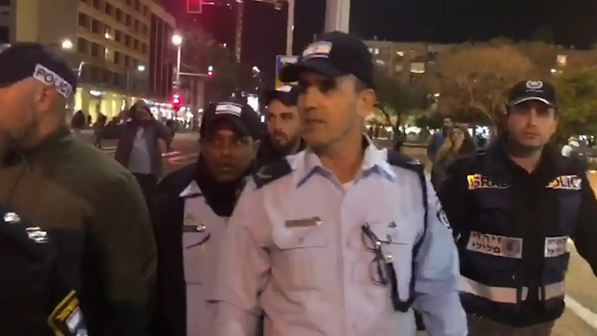 "ההורים שלך צריכים להתבייש": שוטר יוצא אתיופיה חולץ במהלך המחאה