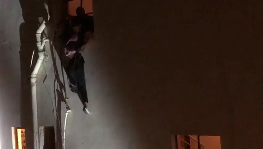 "תלויה בחלון": ניסתה לפרוץ לדירת האקס בבניין בת"א ונתקעה | צפו