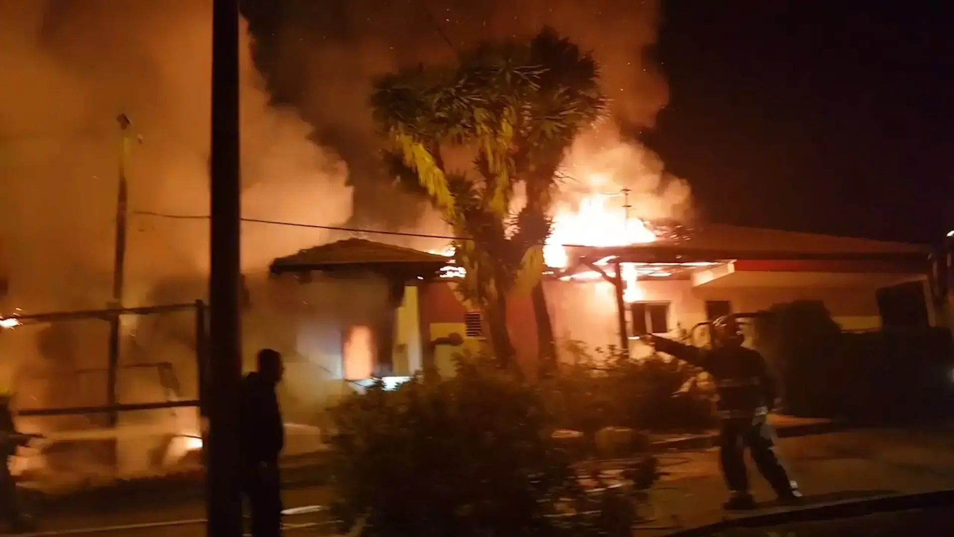 "כמעט נגמר באסון": רכבים הוצתו ביבנאל - השכנה חולצה ברגע האחרון