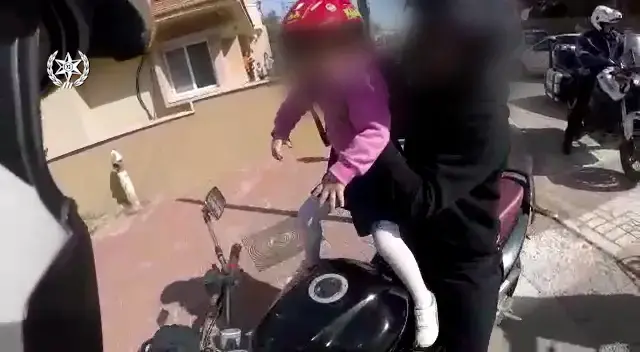 על אופנוע כבד עם בתו בת ה-4: נתפס נוהג ללא רישיון בדרום | תיעוד