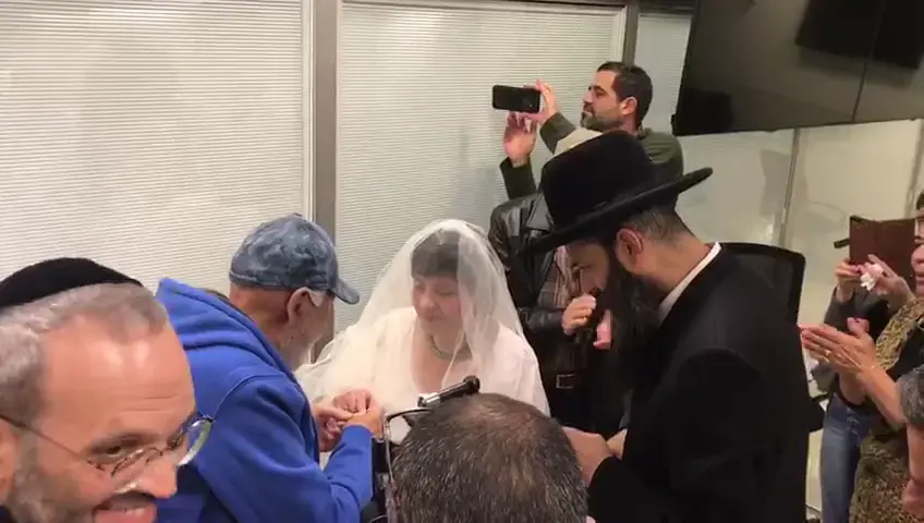 יום לפני הניתוח בראש:  בני הזוג הגרושים נישאו מחדש בביה"ח