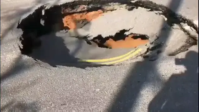 בולען נפער בכביש בפתח תקווה - ויצר עומסים כבדים | תיעוד
