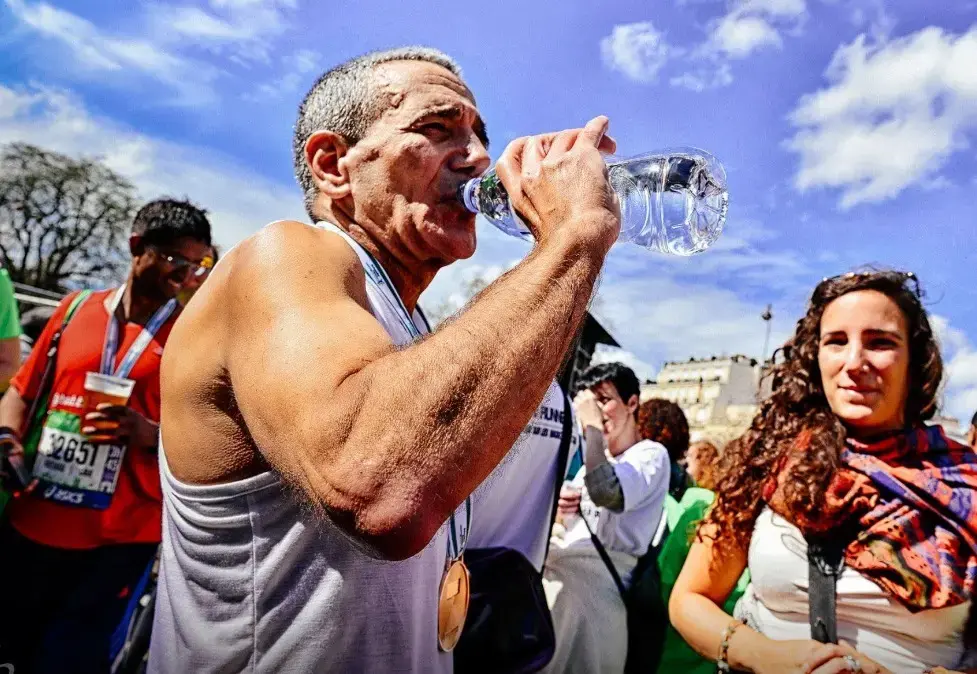 סמי ניצח במרתון תל אביב - ונדרס באימון ריצה בהרצליה לעיני חבריו