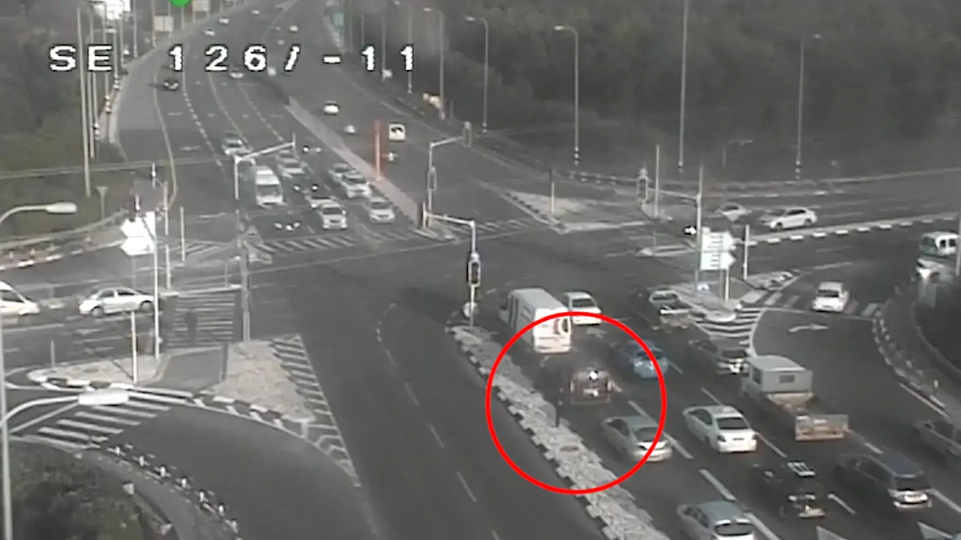 לעיני בנותיו הפעוטות: הותקף ברמזור - כי לא נתן לרכב לעקוף
