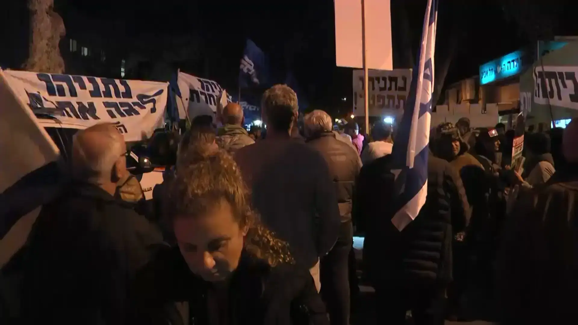 מאות מחו בת"א אחרי הכרעת היועמ"ש; עשרות בהפגנת תמיכה בנתניהו