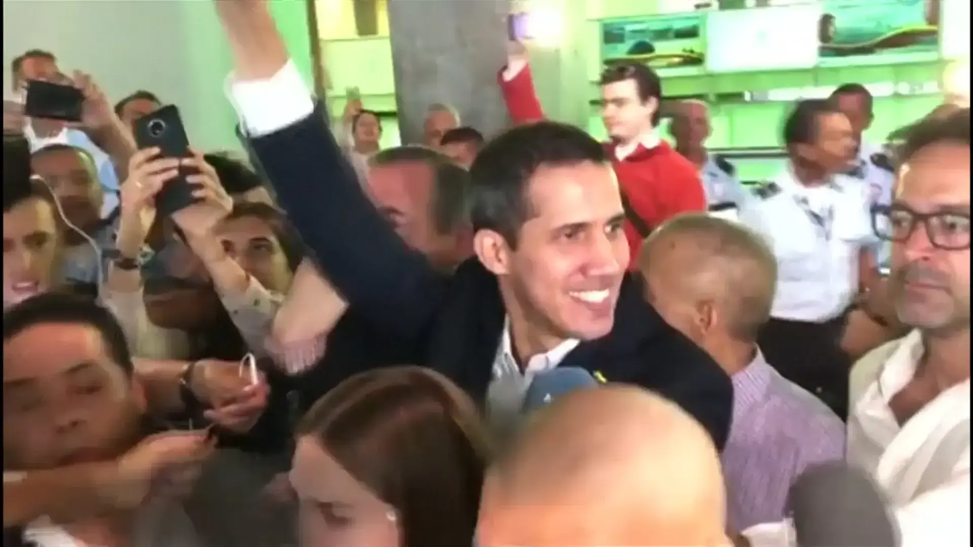 למרות סכנת המעצר: מנהיג האופוזיציה של ונצואלה שב למדינה