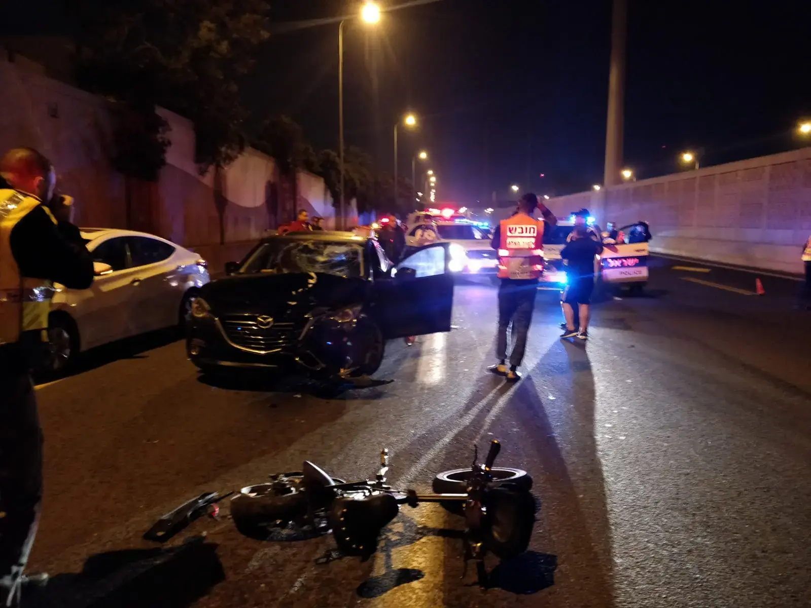 רוכב אופניים חשמליים נהרג מפגיעת רכב בכביש 20 בחולון